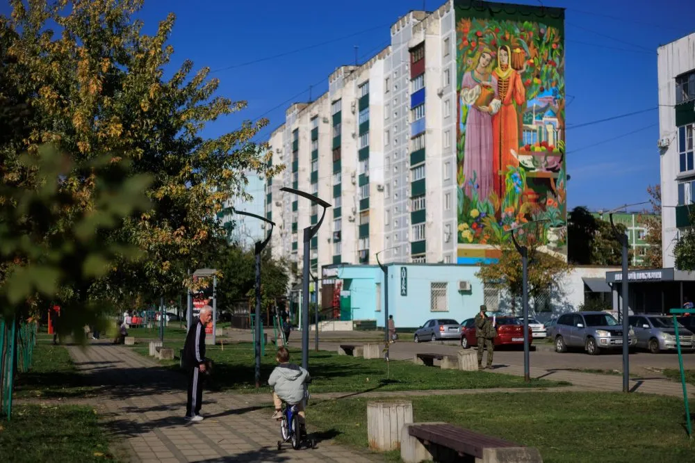 На въезде в Майкоп появился мурал «Дружба»